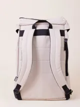 Mochila color beige con base de cuero sintético negro, de nylon ripstop con forro de poliéster.