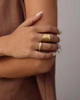 Anillo de diseño artesanal con textura orgánica e irregular, disponible en bronce, alpaca o plata 925. Se vende por unidad y es ideal para combinar con otros anillos.