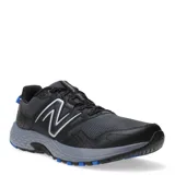 Championes de trail running New Balance 410, color negro con detalles en gris y azul.