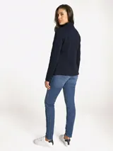 Campera abierta Tommy Hilfiger de color azul marino, confeccionada en tejido Ponte de viscosa y nailon. Presenta un diseño estructurado con cuello mao, doble hilera de botones decorativos oscuros y puños largos con detalle de insignia metálica.