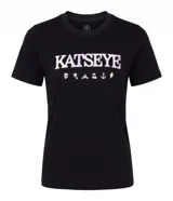 Remera negra de algodón con elastano, de corte ajustado, cuello redondo y mangas cortas. Presenta estampa frontal con la inscripción "KATSEYE" y pequeños símbolos gráficos en tono claro.