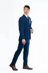 Traje de dos piezas color azul intenso, compuesto por un saco de corte clásico con solapas y un pantalón de vestir de corte recto. Confeccionado en tejido de poliviscosa.