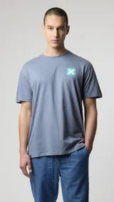 Camiseta color azul verdoso con estampa en la espalda que incluye un cuadrado claro y una letra "X".