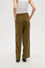 Pantalon de viscosa color verde militar, de corte ancho y tiro medio. Presenta cintura elástica con cordón de ajuste y costuras verticales decorativas en el frente.