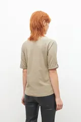 Remera verde oliva de manga ranglán con botón en el puño.