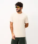 Remera deportiva de hombre en color verde melange, con cuello redondo, manga corta y detalles reflectantes en los hombros. Confeccionada en tejido respirable con tecnología dry.
