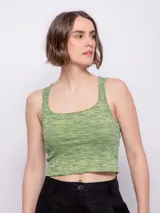 Top al cuerpo de tejido de punto color salmón con líneas horizontales en blanco y naranja.