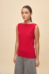 Top rojo de tejido acanalado con cuello bote y diseño al cuerpo, sin mangas.