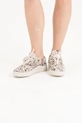 Championes bajos con capellada de cuero natural con pelo estampado animal print en tonos blanco, marrón y negro. Cuentan con forro textil suave, plantilla acolchada y suela de goma plana.