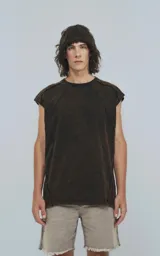 Sudadera color óxido con efecto gastado, de manga corta y corte oversize. Presenta recortes en el delantero y las mangas.