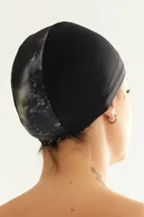 Gorro de natación negro con estampado de panal de abeja en un lateral.