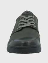 Zapato casual Hush Puppies modelo Duran, confeccionado en cuero con cuello acolchado y suela de goma. Presenta un diseño de cordones y plantilla con tecnología sustentable.