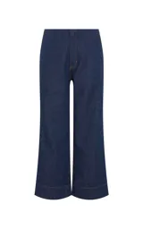 Jean de tiro alto confeccionado en denim azul oscuro, con corte pantacourt de pierna recta y ancha. Presenta cintura estructurada sin pretina, cierre frontal con cremallera y botón, bolsillos traseros y bajo con costuras visibles en contraste.