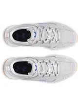Championes Under Armour modelo Street Mirage, color gris claro. Presentan una parte superior de malla transpirable con superposiciones de gamuza, entresuela de EVA acolchada para mayor comodidad y suela exterior de goma en color caramelo con diseño dentado para mayor tracción.