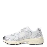 Championes urbanos New Balance modelo 530, color blanco con detalles en plateado. Presentan una estructura de malla transpirable con superposiciones sintéticas, entresuela con tecnología ABZORB para mayor amortiguación y suela de goma resistente.