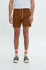 Bermuda marrón de pana con cintura elástica ajustable con cordones y bolsillos traseros.