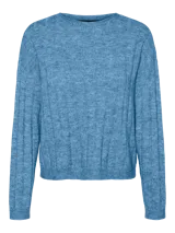 Sweater celeste de punto con cuello redondo, mangas largas y puños acanalados.