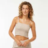 Crop top beige y blanco con estampado de cuadros vichy, breteles finos y fruncido en el busto.