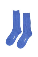 Par de medias largas de tejido acanalado en color azul, con el nombre de la marca estampado en blanco sobre el empeine.