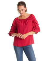 Blusa de crepe color rojo, con escote bote elastizado y mangas tres cuartos con volados.
