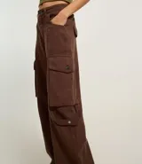 Pantalón recto de jeans color marrón con bolsillos cargo laterales.