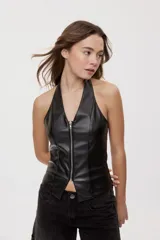 Top estilo chaleco de cuero sintético color negro, con escote en V halter y cierre frontal con cremallera.