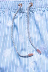 Short de baño celeste con rayas verticales blancas y estampado de soles blancos.