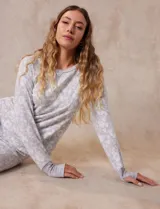 Conjunto de pijama estampado marca René Rofé, compuesto por pantalón largo y remera de mangas largas con puños. El pantalón tiene cintura elastizada con lazo de ajuste.