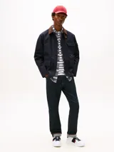 Zapatillas urbanas Tommy Hilfiger de corte bajo, confeccionadas en piel lisa color blanco. Presentan paneles laterales en azul marino y rojo, cordones oscuros y suela de goma gruesa con diseño dentado. Incluyen detalles de la marca en la lengüeta, lateral y talón.