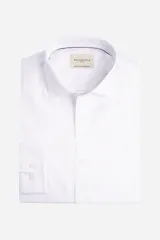 Camisa de manga larga Brooksfield modelo Serge, confeccionada en tejido dobby de algodón con textura. Presenta un corte slim fit, cuello italiano y cartera abotonada.