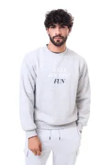 Buzo de cuello redondo en color gris melange, con diseño de estampa frontal con texto en tonos blanco y azul marino. Presenta un corte relajado con puños y ruedo acanalados.