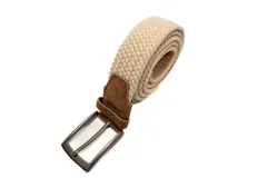 Cinturón de tejido elástico trenzado en color beige, con puntera y pasador de gamuza marrón y hebilla metálica de diseño clásico.