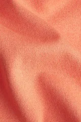 Top de tejido de punto fino color naranja, con cuello redondo acanalado, mangas cortas raglán y un ligero peplum en el bajo.