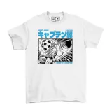Remera blanca de manga corta con estampado frontal estilo manga que muestra una escena de fútbol de la serie Supercampeones en blanco y negro, con detalles en color celeste.