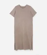 Vestido midi estilo remera confeccionado en algodón con efecto desteñido, mangas cortas y cuello redondo.