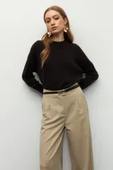 Polera de punto color verde agua, con cuello alto y mangas largas.