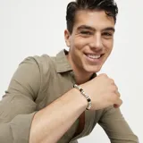 Pulsera elástica con cuentas de aleación de metales bañadas en plata y cristal de murano negro.