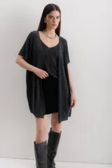 Saco abierto color gris oscuro con lurex, mangas cortas y corte holgado.