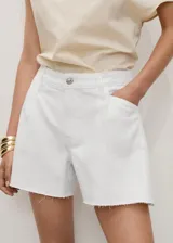 Short de tiro medio confeccionado en algodón estilo tejano, con diseño de cuatro bolsillos, cierre de botón y cremallera, trabillas en la cintura, pinzas delanteras y bajo deshilachado.