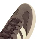 Championes Adidas Barreda Decode, color marrón con las tres tiras características en tono crema y suela de goma en el mismo tono. Confeccionados en una combinación de gamuza y material textil.