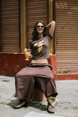 Pantalón de lino color azul, de corte holgado y ancho, con elástico en la cintura y bordado en la parte trasera.