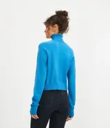 Blusa básica de punto marca Blue Steel, con cuello alto y manga larga. Confeccionada en tejido de punto recto con textura suave y cómoda.