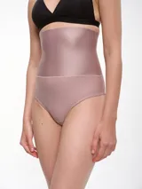Bombacha colaless de tiro alto con efecto modelador, confeccionada en tejido suave y elástico de color visón.