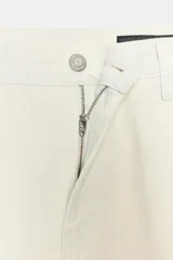 Jeans de tiro medio color blanco roto, con corte ancho y pierna recta. Presenta detalles de trabillas y pespuntes visibles, y bolsillos laterales y traseros.