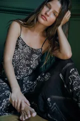 Pantalón bombacho de tiro medio, confeccionado en tejido semitransparente de viscosa con estampado floral. Presenta cintura elástica, bolsillos laterales y bajo abullonado con acabado elástico.