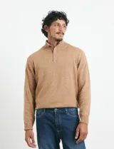 Sweater de punto color tostado, con cuello alto y cierre frontal parcial con botones. Diseño de manga larga con puños y ruedo acanalados.