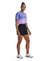 Short deportivo de entrenamiento Under Armour, color negro, con cintura elástica y bajo curvado. Cuenta con bolsillos laterales y tejido elástico en cuatro direcciones.
