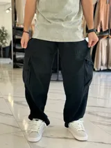 Pantalón cargo super baggy de jean color beige, de corte ancho con bolsillos laterales tipo cargo en las piernas y costuras reforzadas.
