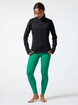 Campera deportiva de manga larga color negro con medio cierre frontal y cuello alto, confeccionada en tejido suave con spandex.