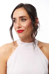 Vestido corto color rosa pálido, con cuello halter y corte recto.